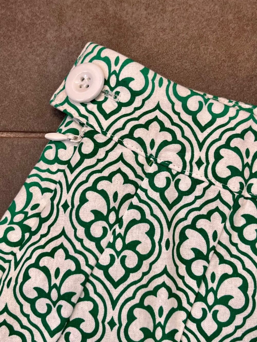 NWT THML Anthropologie Green White Fleur de Lis Print Pleated Skirt Size Medium - Picture 8 of 9